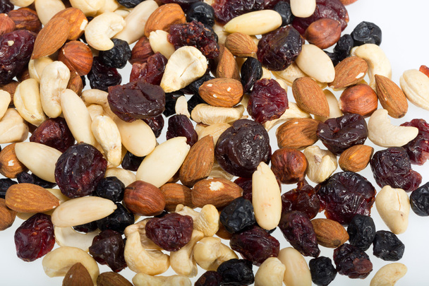 gemischte Nüsse und Trockenfrüchte isoliert auf weißem Hintergrund - Foto, Bild