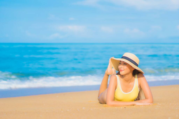 Ritratto bella giovane donna asiatica relax sorriso svago all'aperto tropicale mare spiaggia oceano in viaggio vacanza - Foto, immagini