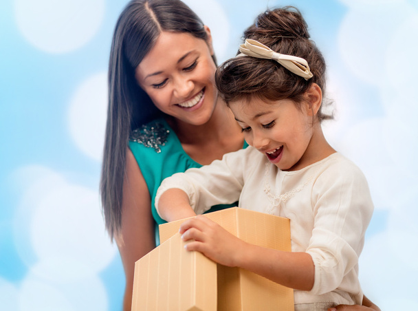 happy mother and child girl with gift box - Φωτογραφία, εικόνα