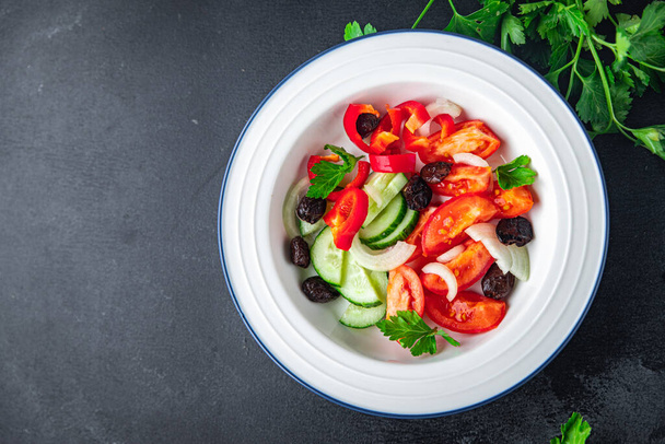 saláta szárított olajbogyó és zöldség a la Görög saláta egészséges étel snack az asztalon másolás tér élelmiszer háttér rusztikus felső nézet keto vagy paleo diéta vegán vagy vegetáriánus étel hús nélkül - Fotó, kép