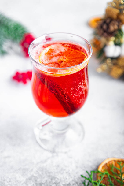 mulled wine sparkling holiday christmas cocktail berries mulled wine, grog spiced wine new year drink ginger cinnamon vanilla sweet dessert copy space - Zdjęcie, obraz