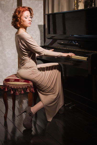 Bellezza donna in abito da sera suonare il pianoforte
 - Foto, immagini