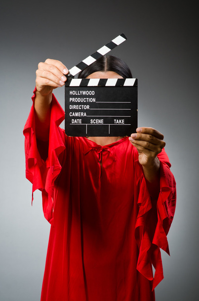 映画下見板張りの赤いドレスの男 - 写真・画像