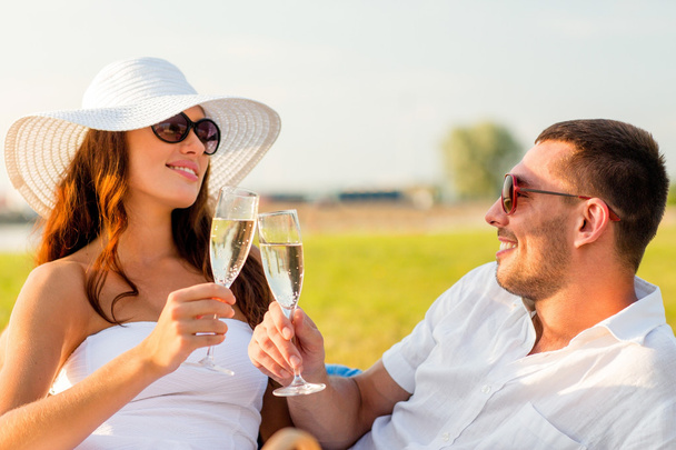 smiling couple drinking champagne on picnic - Foto, Imagem