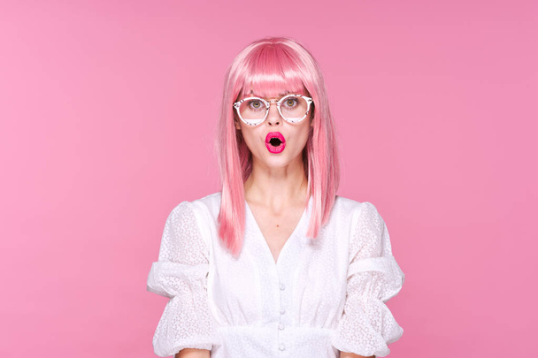 γυναίκα με ροζ μαλλιά φοράει γυαλιά Glamor Cosmetics Studio - Φωτογραφία, εικόνα