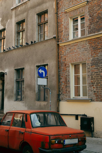 Torun óvárosi utca és régi autó Lengyelországban. vintage retro stílus - Fotó, kép