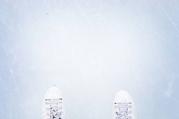 surface de glace bleue claire abstraite avec des empreintes de patins à roues alignées horizontales - Photo, image