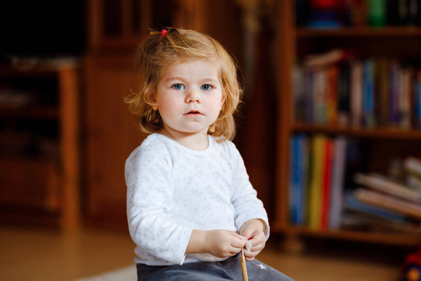 Roztomilé roztomilé batole holčička hraje doma. Šťastné zdravé dítě baví s různými hrami. Portrét krásného dítěte - Fotografie, Obrázek