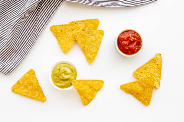 Mexican food nachos chips with salsa and guacamole sauces - Foto, Bild