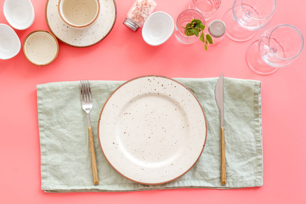 Eating utensil set - table setting for dinner with plate on napkin - Foto, Imagen