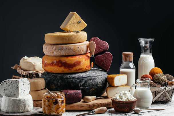 Varios tipos de productos lácteos ruedas de queso en un mercado. tipos de queso blando y duro. queso manchego español. - Foto, Imagen