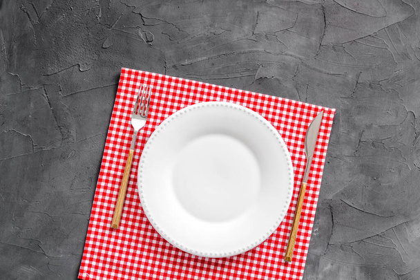 Puste naczynie i sztućce na serwetce. Ustawienie stołu widok z góry - Zdjęcie, obraz