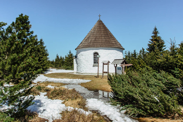 Παρεκκλήσι Μπαρόκ της Υπαπαντής της Παναγίας, Παρεκκλήσι Kunstat, που βρίσκεται στα βουνά Eagle σε υψόμετρο 1035 μ., Τσεχική Δημοκρατία.Κυκλική κάτοψη και στέγη που καλύπτεται με βότσαλα.. - Φωτογραφία, εικόνα