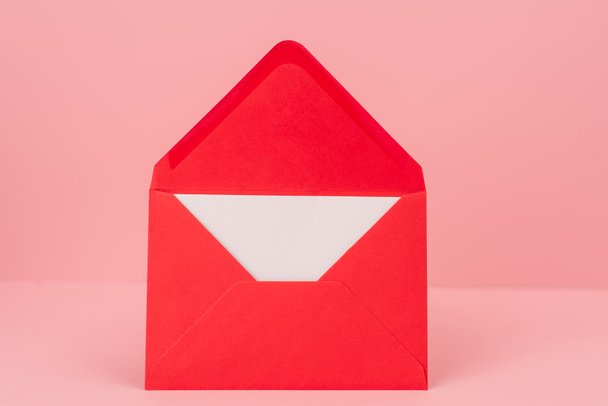 pembeye izole edilmiş aşk mektubu olan kırmızı zarf  - Fotoğraf, Görsel