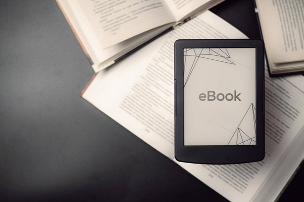 Čtenáři. Digitální e-book, knihovna čtečka tablet s knihami na tmavém pozadí. Ebook, e-learning Elektronické internetové pojetí mobility - Fotografie, Obrázek