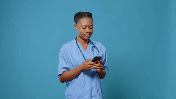 Retrato del asistente médico usando smartphone con pantalla táctil - Foto, Imagen