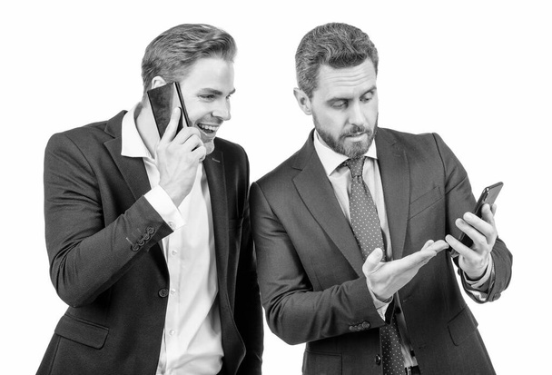 Diskutieren Sie online. Mitarbeiter zeigen dem Chef Smartphone. Männer-Partner gestikulieren bei Geschäftsverhandlungen. - Foto, Bild