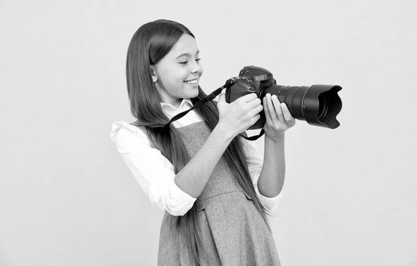 O miúdo usa câmara digital. criança feliz fotografar. escola de fotografia. hobby ou carreira futura - Foto, Imagem
