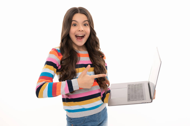 verrast tiener meisje studie online onderwijs wijzend vinger op computer, kennis - Foto, afbeelding