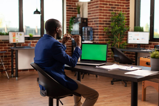 Business man při pohledu na horizontální zelené obrazovce na notebooku pracovat na plánování projektu - Fotografie, Obrázek