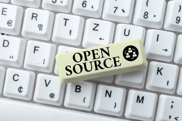 Концептуальный дисплей Open Source. Бизнес-концепция содержит исходный код, который может быть изменен и расширен абстрактно Создание безопасного опыта работы в Интернете, предотвращение распространения цифрового вируса - Фото, изображение