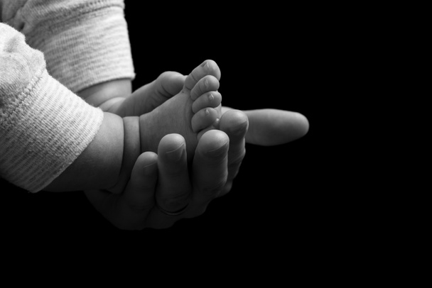 Yeni doğan bebeği metrelik kucaklarken anne - Fotoğraf, Görsel