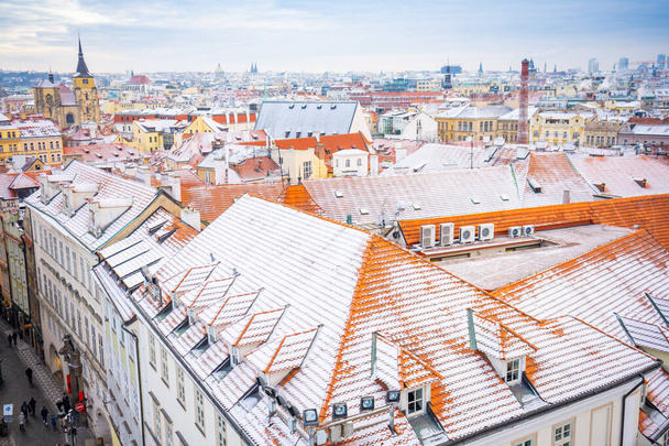 Panorama praskich dachów pokrytych śniegiem zimą, Czechy - Zdjęcie, obraz