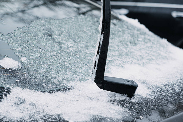 Limpiaparabrisas levantado y parabrisas de coche helado. Deja limpiaparabrisas en el hielo y la nieve - Foto, imagen