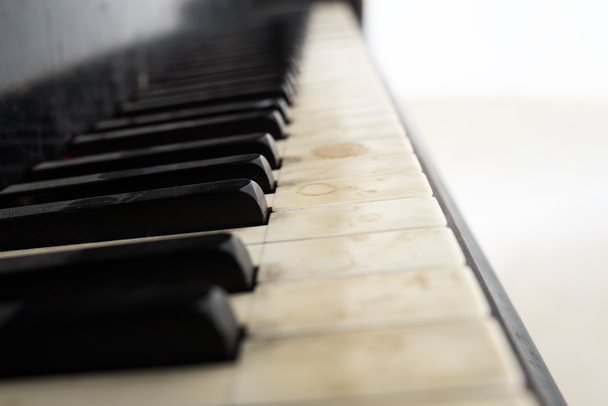 Vue en angle bas d'un vieux clavier piano
 - Photo, image