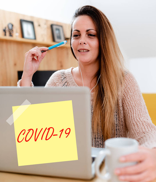 Az inspiráció a Covid19 jeleit mutatja. Üzleti áttekintés enyhe vagy súlyos légzőszervi betegség, amely által okozott egy coronavirus Social Media Influencer Létrehozása Online jelenlét, Video Blog ötletek - Fotó, kép