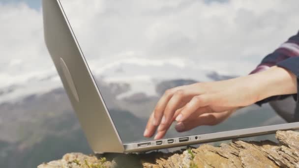 Primer plano manos femeninas están escribiendo en un teclado portátil en las montañas - Metraje, vídeo
