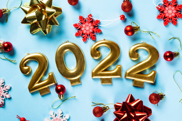 Şampanya şişesi ve dekorlu 2022 numara. Mutlu yıllar ve festival konsepti. Üst yatay görünüm, telif uzayı. Yeni Yıl 'da. Noel beşiği. Yeni yıl 2022. Yeni yıl kavramı. - Fotoğraf, Görsel