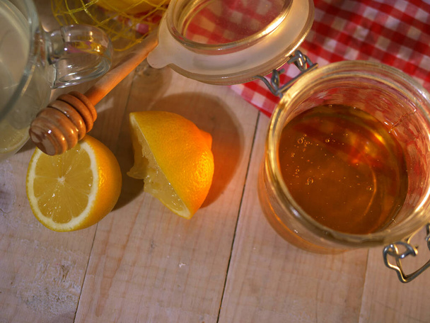 Limone e miele per il trattamento naturale del freddo e dell'influenza - Foto, immagini