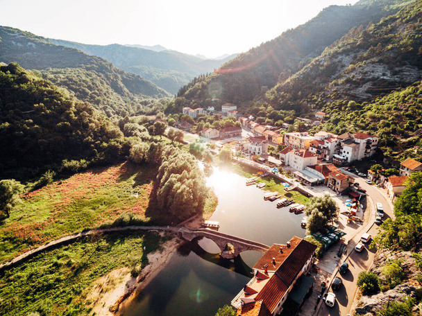 Río Crnojevica cerca de un antiguo asentamiento entre montañas verdes. Montenegro - Foto, Imagen