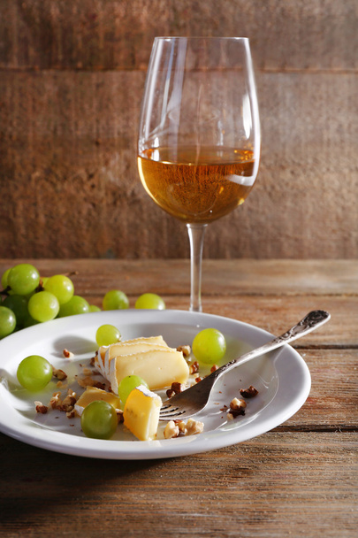 beautiful still life with wine, cheese and ripe grape on wooden background - Fotoğraf, Görsel