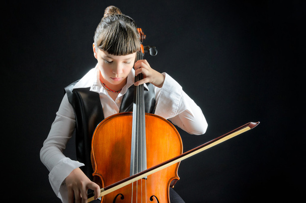 κορίτσι με το βιολοντσέλο σε μαύρο φόντο - Φωτογραφία, εικόνα