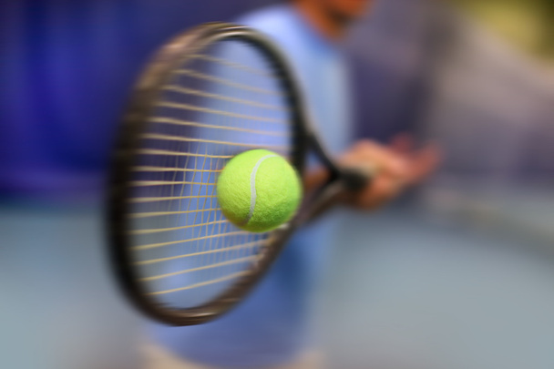 чоловічий тенісист в дії
 - Фото, зображення