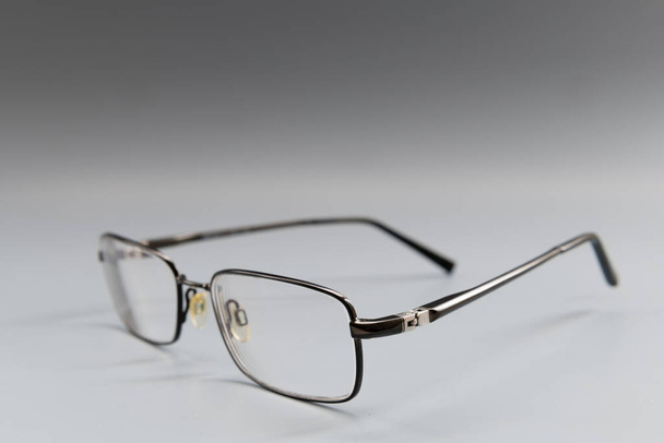 Bir çift metal çerçeve tasarımcısı gözlük izole edilmiş.. - Fotoğraf, Görsel