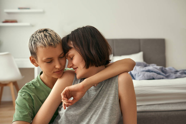 Young caucasian lesbian couple resting at home - Foto, imagen