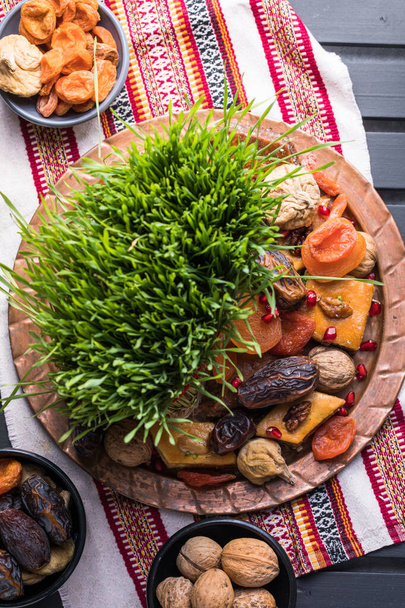 Novruz kattaus pöydän koristelu, vehnäruoho, Azerbaidzanin kansallinen leivonnaiset pakhlava, uusi vuosi sring juhla, luonto herääminen - Valokuva, kuva