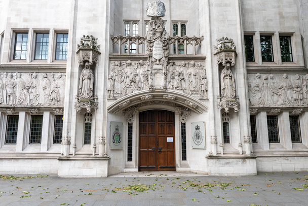 Η περίτεχνη πρόσοψη και η είσοδος του Ανώτατου Δικαστηρίου στο Γουέστμινστερ. Τελικό εφετείο της Βρετανίας. - Φωτογραφία, εικόνα