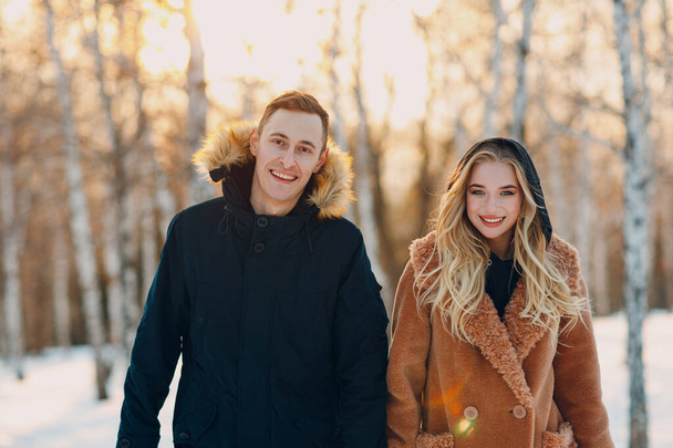 Amare la giovane coppia a piedi giocare e divertirsi nel parco forestale invernale - Foto, immagini