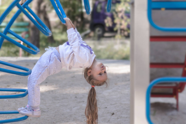 menina, um pouco alegre impertinente, ativo, 5 anos, joga no playground - Foto, Imagem