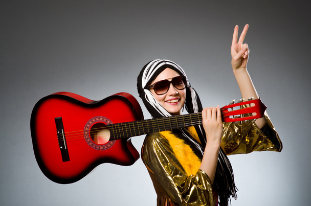 Guitarrista con instrumento rojo - Foto, Imagen