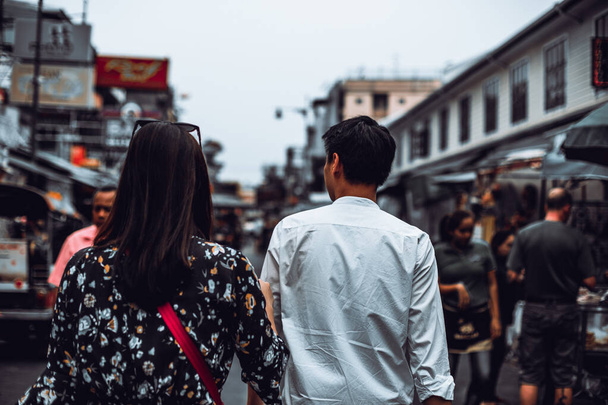 Vista posteriore della giovane coppia godere a piedi a Khaosan Road, Bangkok
. - Foto, immagini