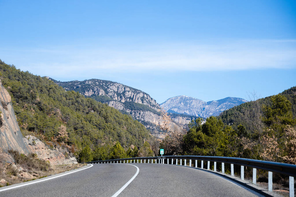 Γκρι τσιμεντένιο ορεινό δρόμο, αυτοκινητόδρομο στα βουνά, Καταλονία, Ισπανία - Φωτογραφία, εικόνα