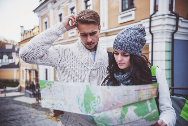 Mladý šťastný pár cestování s mapami v ruce v městě - Fotografie, Obrázek
