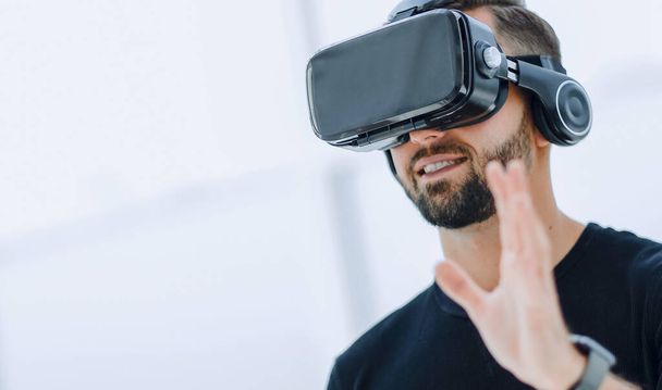 portrait of an amazed guy using a virtual reality headset isolat - Foto, imagen