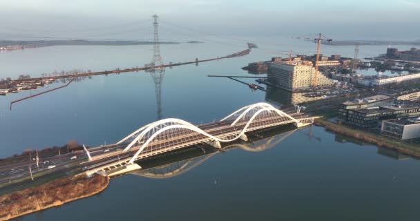 Aerial view Ijburg híd Amszterdamban, holland infrastruktúra. Hollandia modern lakóövezetet épít a víz mentén. - Felvétel, videó