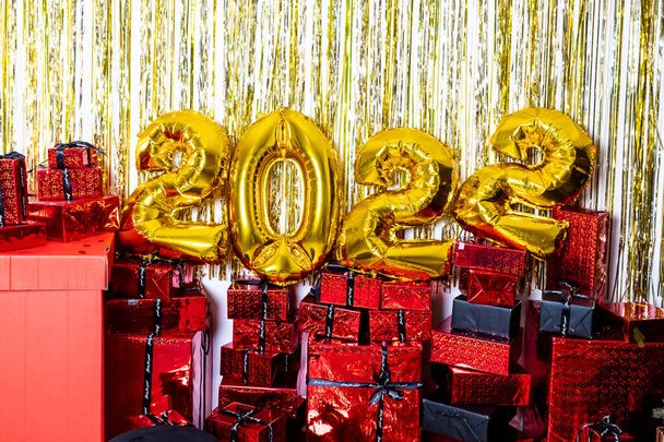 2022 χρυσά μπαλόνια με τα σημερινά κουτιά και κομφετί. Ευτυχισμένο το νέο έτος και εορταστική έννοια.διακόσμηση κόμμα .2022 αριθμούς.Πρωτοχρονιά εορτασμού - Φωτογραφία, εικόνα
